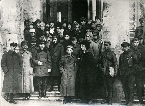 Н.С. Хрущев (в центре, в черной папахе) в группе участников совещания начальников политотделов и командиров дивизионов 9-й Кубанской армии. Октябрь 1920 г.