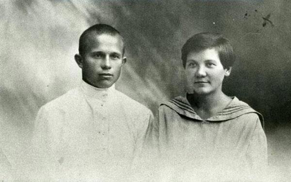 Никита Хрущев с женой Ниной Кухарчук, 1924 г.