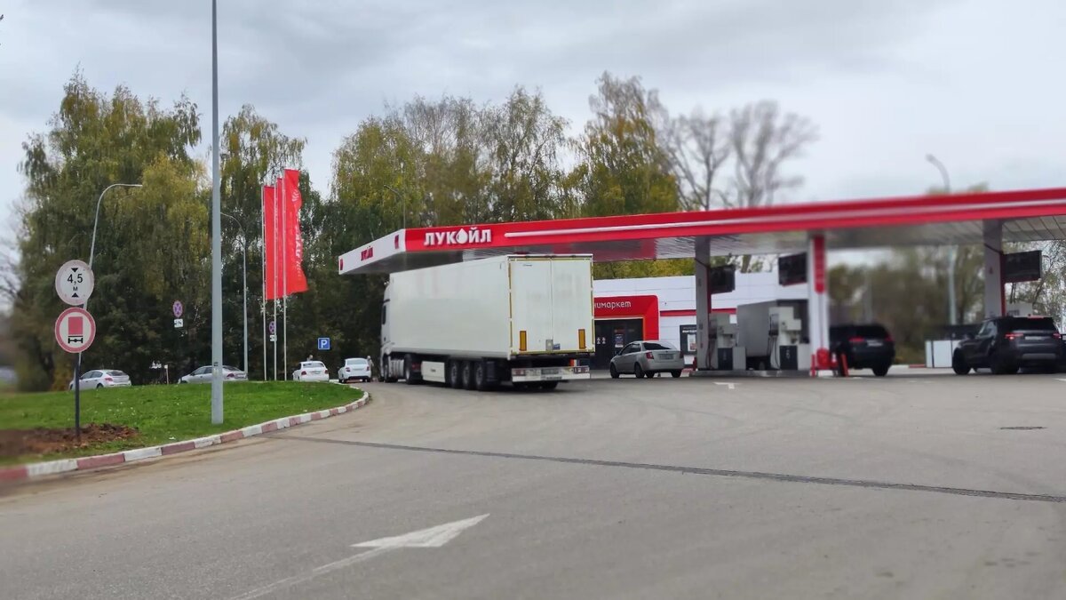     Нижегородское УФАС завело новое дело против ООО «Лукойл-Центрнефтепродукт». На этот раз — из-за наценок на бензин. Информацию предоставили в пресс-службе антимонопольного ведомства.