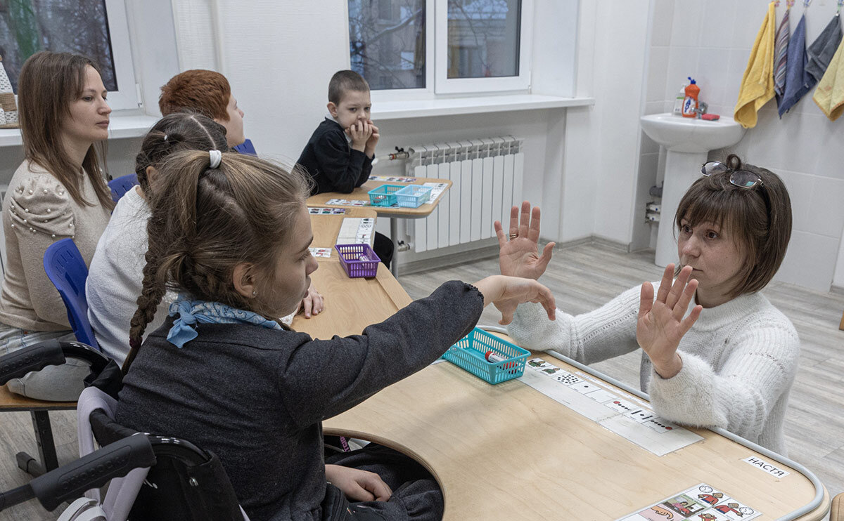 Урок в школе №25 Петроградского района Санкт-Петербурга. Школа специализируется на обучении детей с особенностями развития