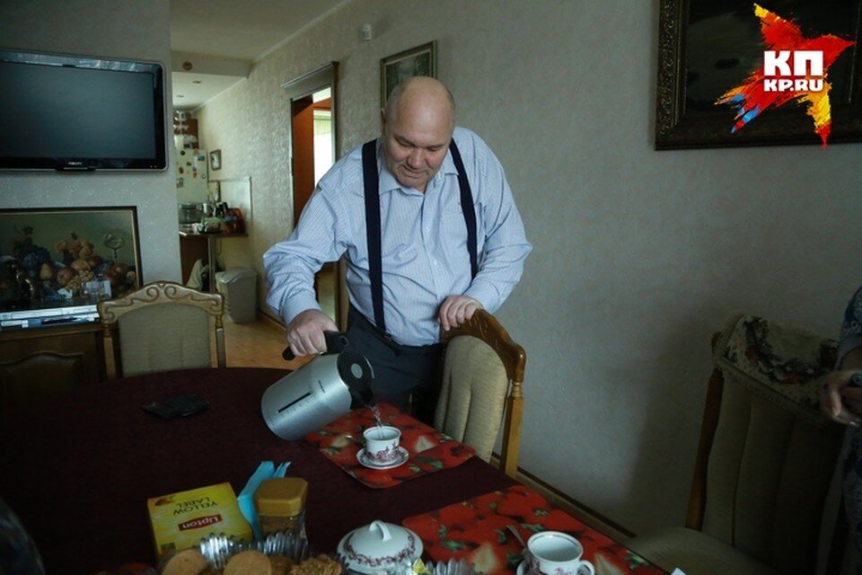 Александр Когут - радушный хозяин. Прежде, чем начать свой рассказ, он сначала предложил чай с конфетами - чтобы беседа получилась дешевной 
Фото: Мария ЛЕНЦ