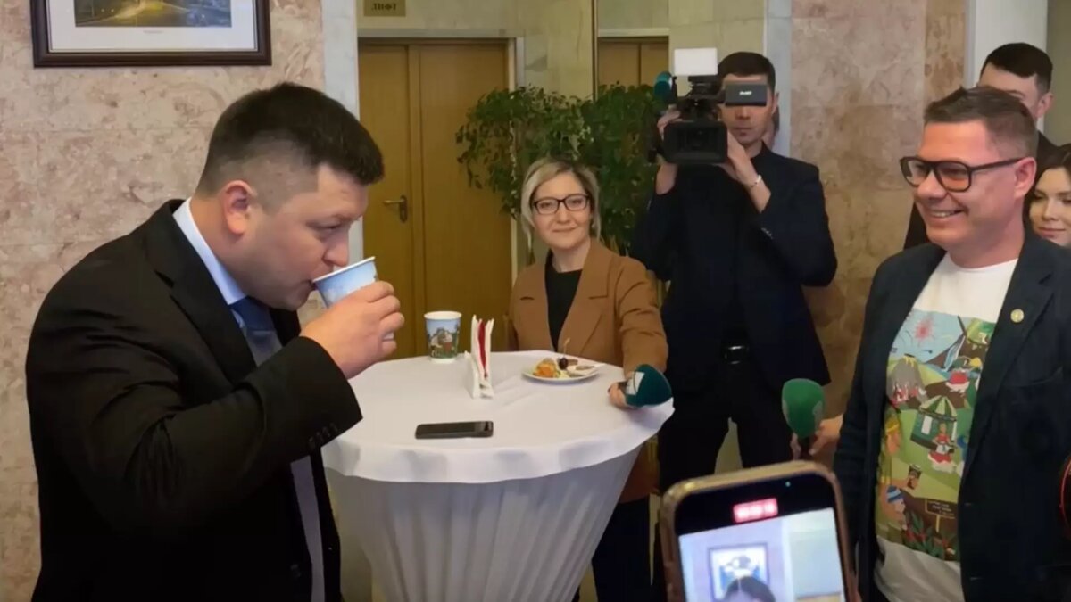     В Уфе начнут готовить местный кофейный напиток «Уфачино». Представители сети кофеен рассказали, что туда входит. Видео появилось в местных Telegram-каналах.