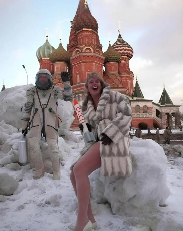    1994 год. Что иронично: в образе славянской красотки – американская модель. Этот снимок – часть серии "Американские куклы в русском космосе".Идея и режиссура: Алексей Вейцлер, фото: Евгений Кондаков