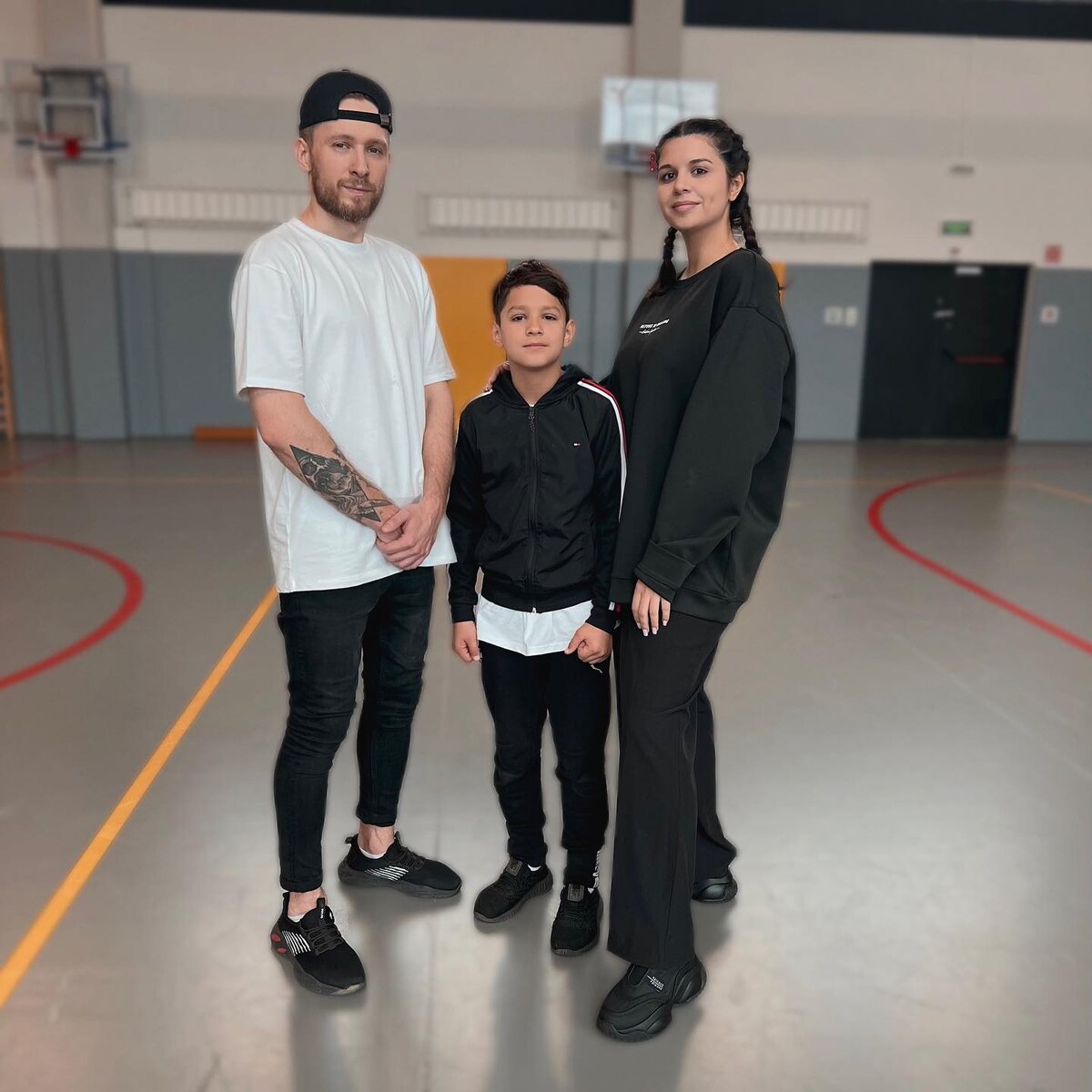 Алиана с сыном и своим парнем 