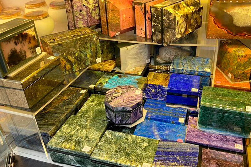 Шкатулки среднего размера из настоящего малахита стоят десятки, иногда сотни тысяч. Поэтому в магазинах часто продаются изделия из других минералов, которые в разы дешевле. Например из змеевика, лазурита, яшмы и родонита. Фото: Виктория У. / Яндекс Карты
