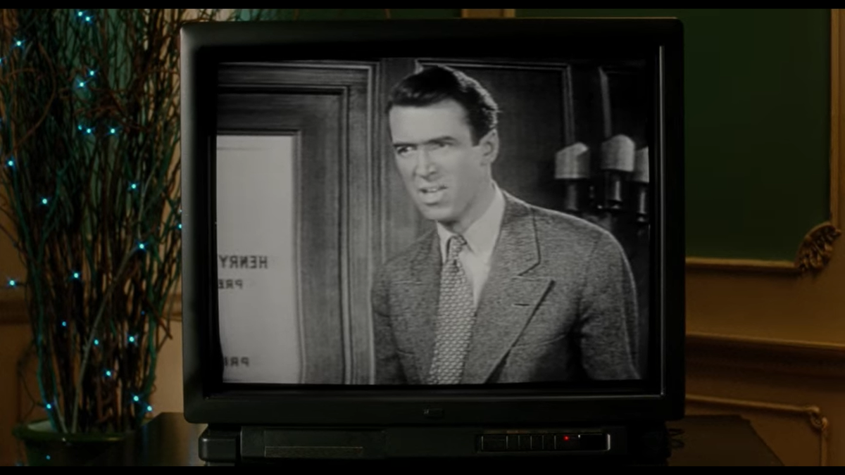 Кадр из "Один дома" с кадром из "Эта замечательная жизнь"