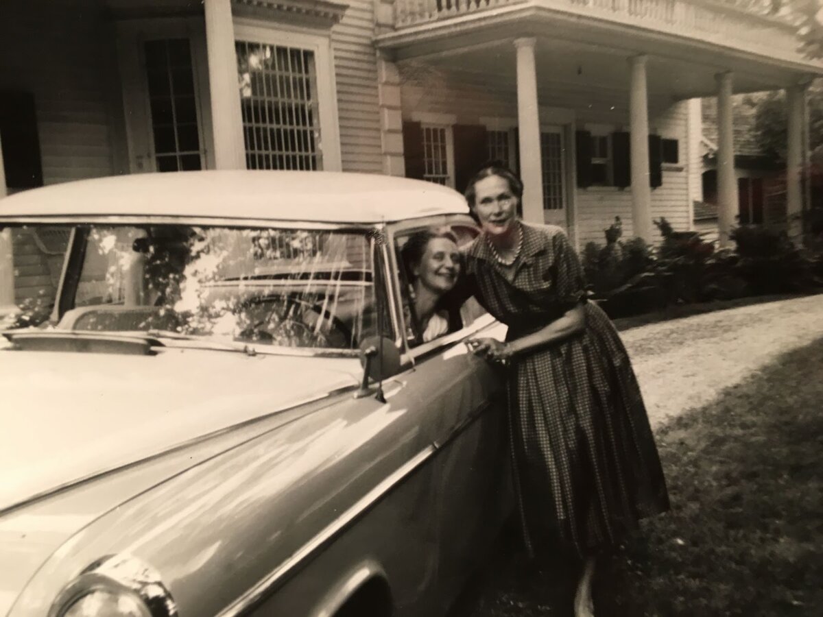 Кэролайн на фоне семейного дома «Хэй» в Коннектикуте. Фото с сайта marthahallkelly.com