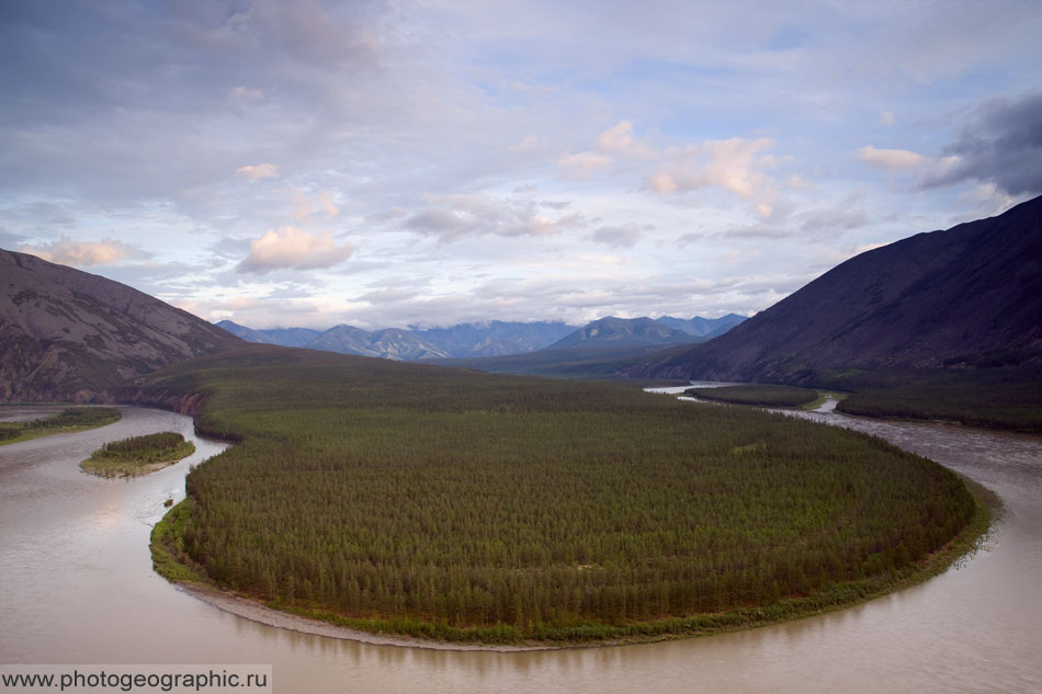 Здесь мы смотрим с точки съёмки на уже проделанный путь, то есть вверх по течению. Это как раз то место, где река утыкается в преграду и резко поворачивает с севера на юг. Берег здесь выглядит как длинный язык. А уж чтобы ещё понятнее было, река здесь течёт справа налево. А вот саму Подкову отсюда целиком никак не увидеть. 