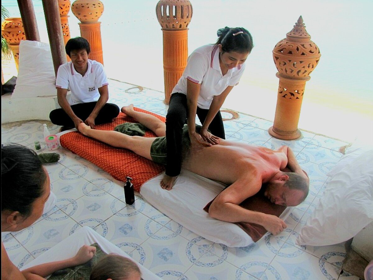 Массажка на берегу океана. Массаж в 4 руки.