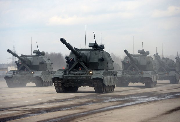    Самоходная гаубица «Коалиция-СВ» механизированной колонны Московского гарнизона во время тренировки к военному параду на Красной площади 9 мая 2017 года. Фото: Илья Питалев / РИА Новости