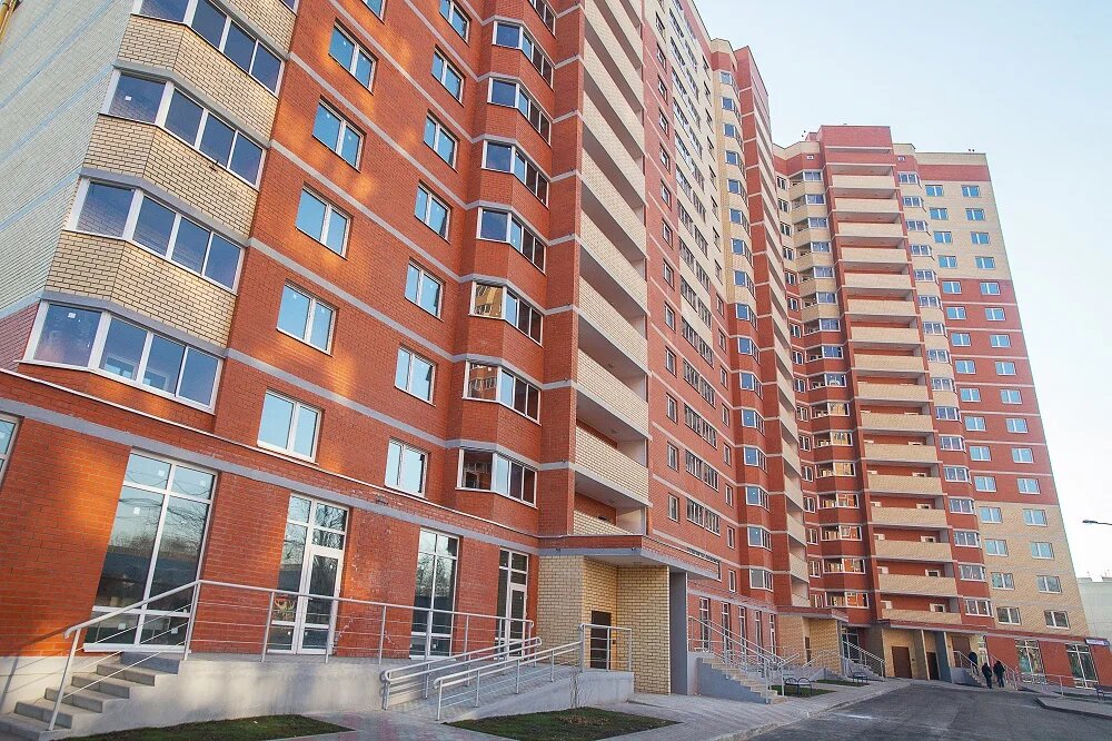 Монолитный каркас, стены заполнены газоблоками и "неповторимый" фасад из красного и жёлтого кирпича. Знакомая картина?