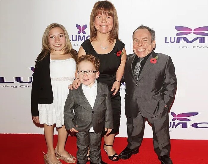  Уорвик Дэвис и Саманте Ллойд с детьми.