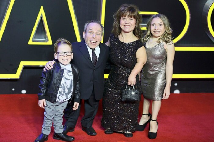  Уорвик Дэвис и Саманте Ллойд с детьми.