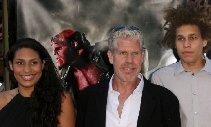  Рон Перлман с дочерью и сыном.