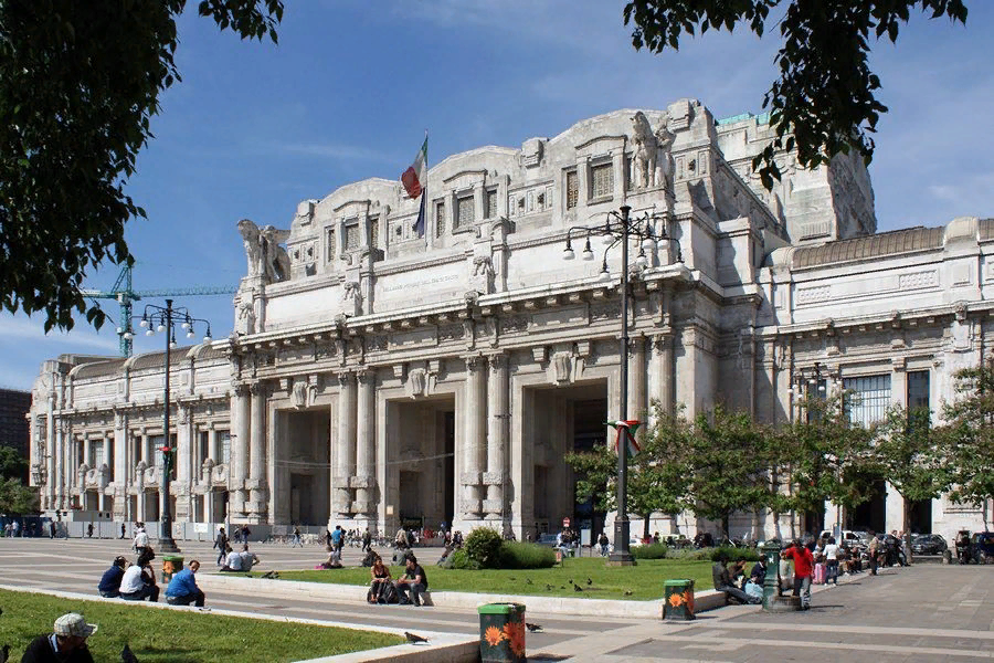 Milano centrale. Железнодорожный вокзал Милано Чентрале.