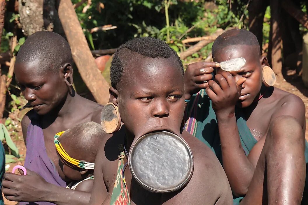 Изолированный народ. Surma boys with body Paintings in the River Kibish Omo Valley.. Ethiopia Omo River girls.