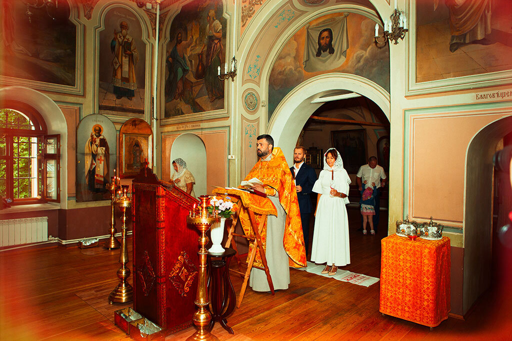Фотограф на венчание в Москве долгое время был совершенно невостребованным персонажем, так как любая фото- и видеосъёмка в храмах была категорически запрещена.