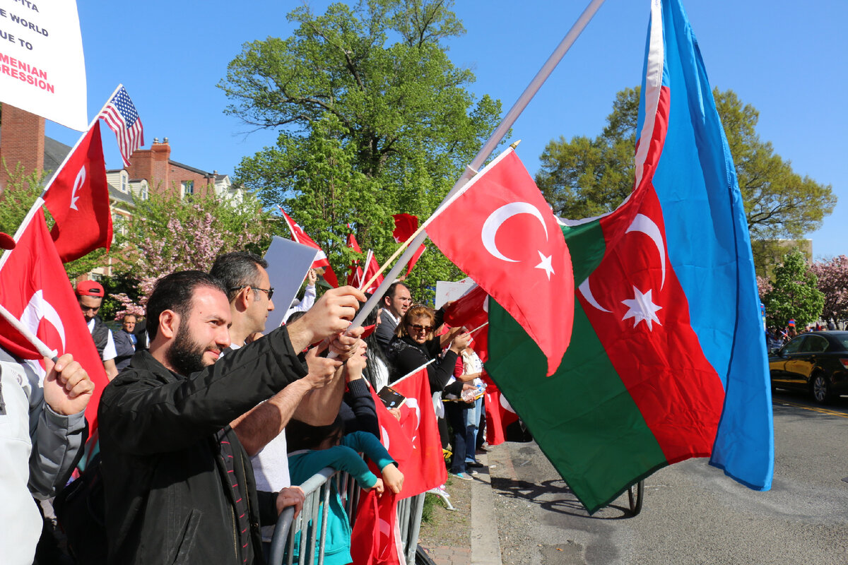 Турки азеры. Турки и азербайджанцы. Азербайджанцы в Турции. Армяне и азербайджанцы. Турки в Азербайджане.