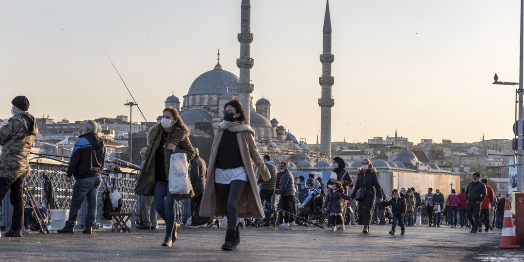 Почему турки переименовали Константинополь в Стамбул?