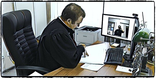 Судья в своем рабочем кабинете