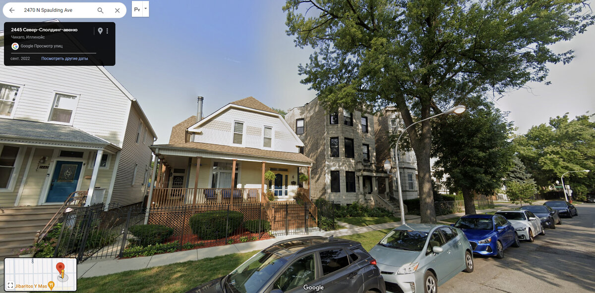 Жил в комнате в трёхэтажном доме за деревом, к комнатушке на втором этаже.