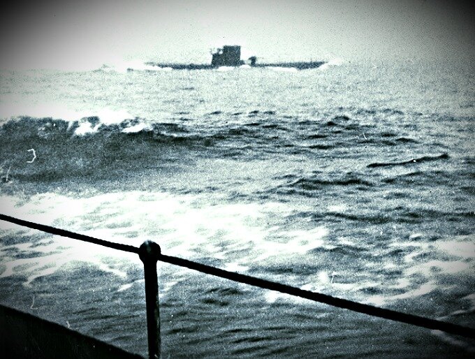 U-210 видна с HMCS Ассинибойн, 6 августа 1942 года. 