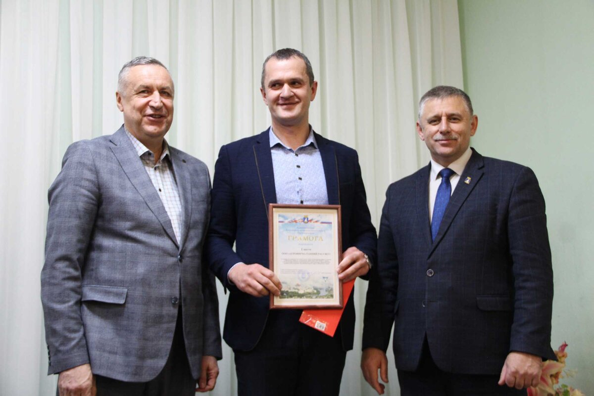 Директора ООО «Агрофирма «Ранний Рассвет» Алексея Пигасова (в центре) с победой поздравили зам. главы округа Олег Лихачев (слева) и председатель Думы Кунгурского округа Сергей Крохалев