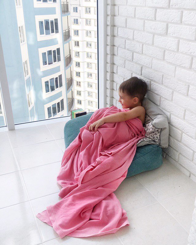 Только заехали в нашу квартиру 😁 Лёша балдеет на балконе.