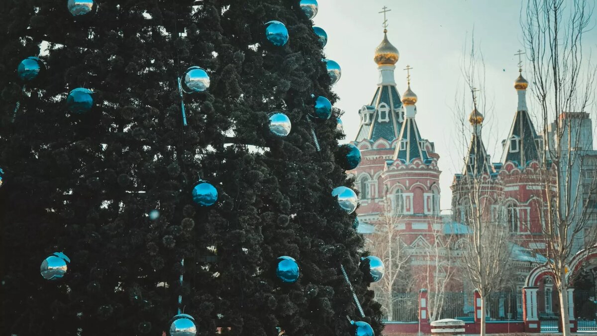     Массовых городских празднеств на Новый год и Рождество в Волгограде не планируется. Но это вовсе не значит, что все праздники придется сидеть дома. Специально для читателей редакция «НовостиВолгограда.ру» составила подборку мероприятий, которые помогут зарядиться праздничным настроением.