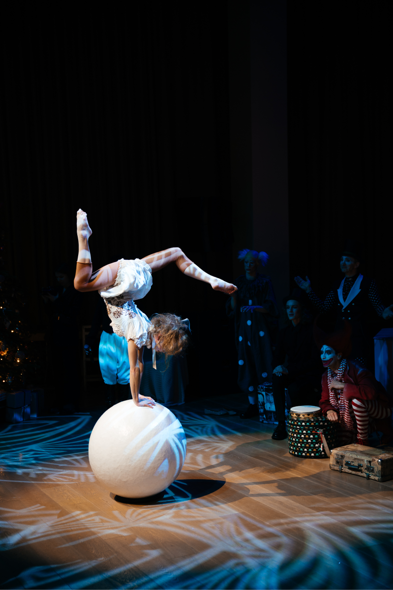    Винтаж, фокусы и карусель: в Noôdome прошел новогодний праздник MR Group (фото 1)