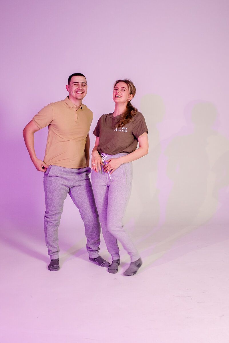 Поло получило широкое распространение как элемент гардероба, подходящий для любой практичной повседневной одежды