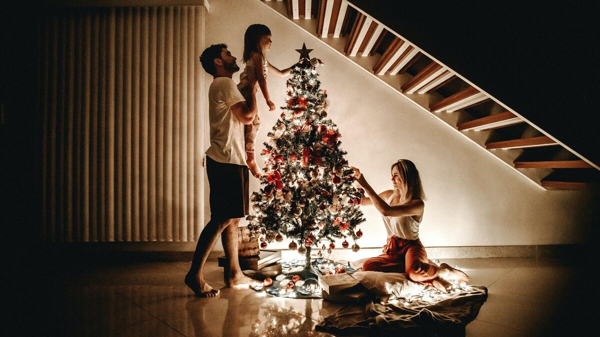     Как создать то самое новогоднее настроение из детства?© Unsplash / Jonathan Borba