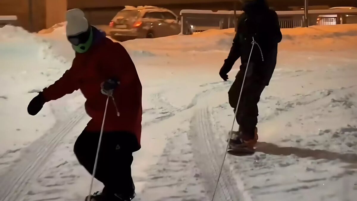     Казанского блогера Булата Закирова могут привлечь к административной ответственности. На него завели дело после того, как он прокатил по центру города своего сына. Мальчик был на лыжах и цеплялся за страховочный трос к автомобилю.