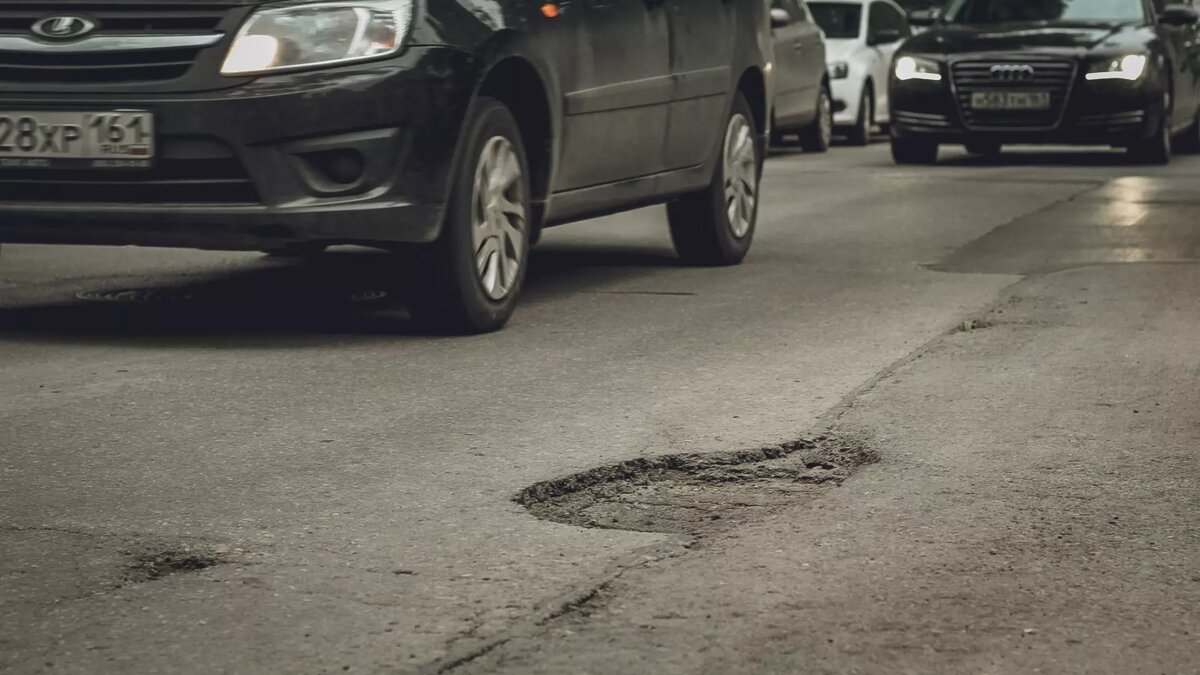    В Ростовской области автомобилисты составили список из десяти участков трассы М-4 «Дон» с ямами и выбоинами, информация появилась в тематическом Telegram-канале.