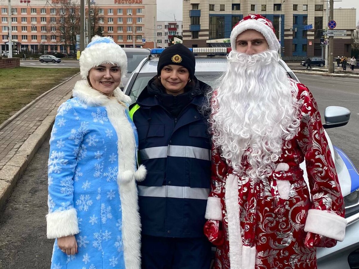 В Минске Дед Мороз и Снегурочка останавливали машины на улицах — Видео