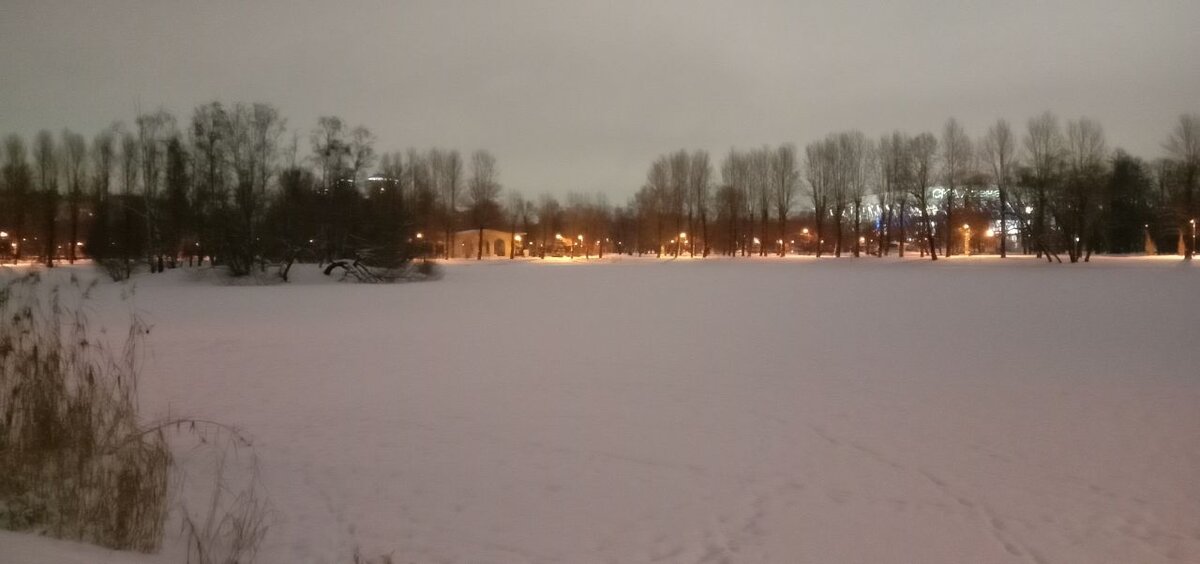Парк Победы ранним утром.