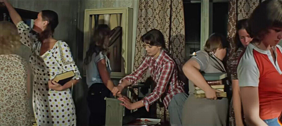 Кадр из фильма х/ф «Одиноким предоставляется общежитие», реж. Самсон Самсонов, «Мосфильм», 1983 г.