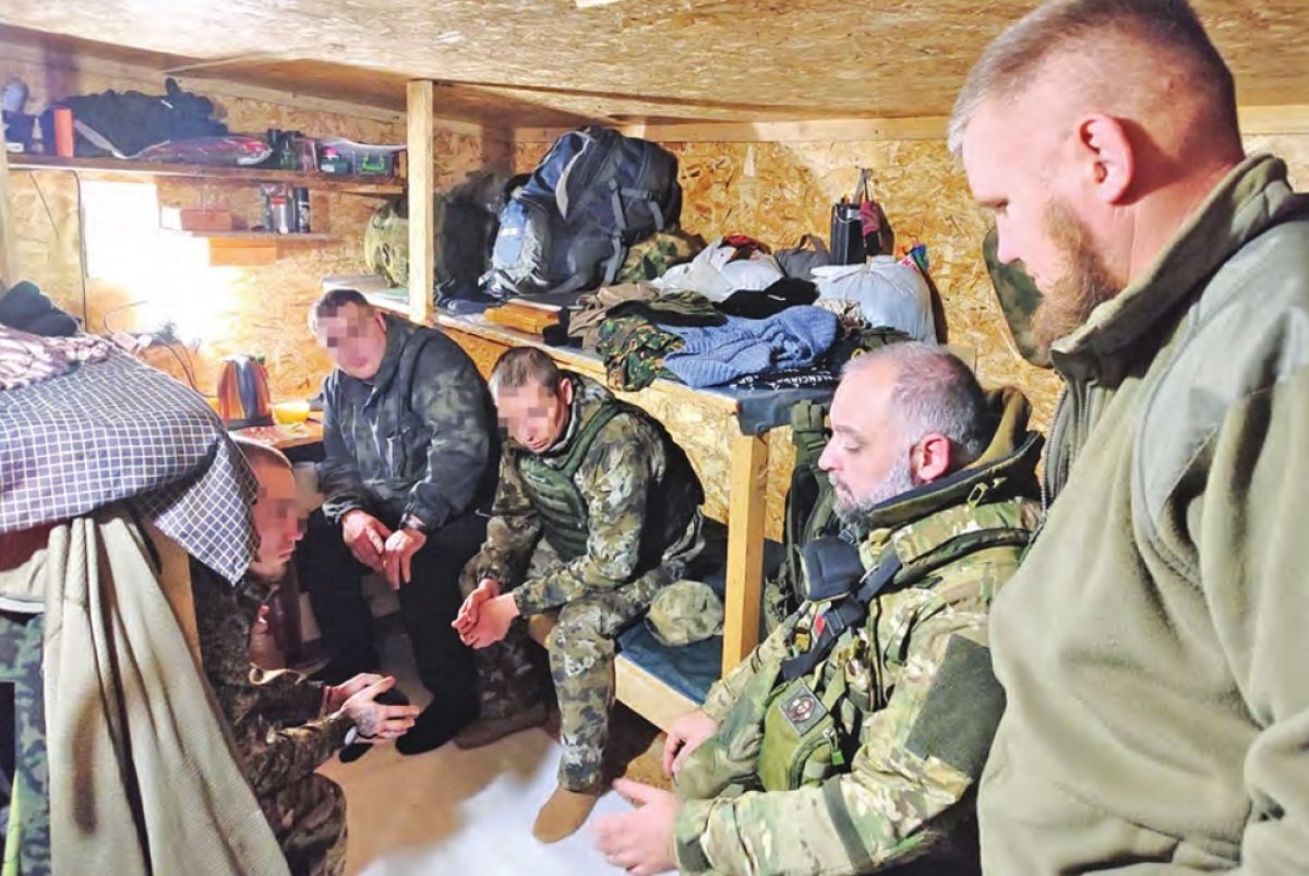    Батюшка наставляет и помогает бойцам.