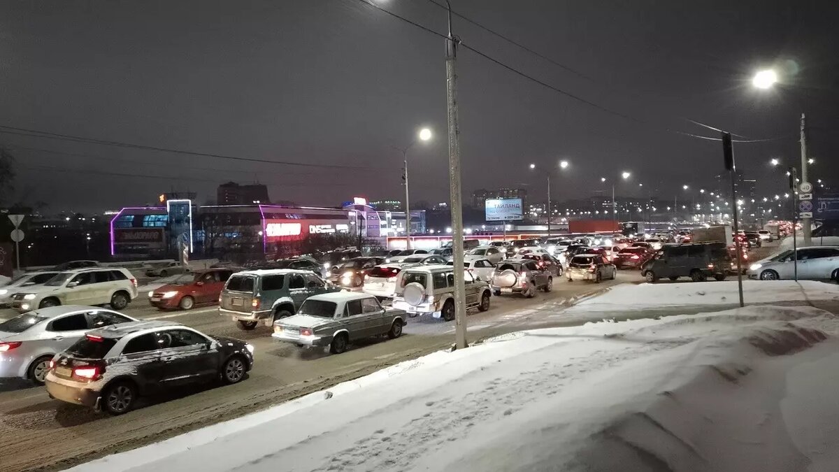    Особенно сложная ситуация сейчас на улицах Фрунзе, Булатова, Шебалдина и проспекте Карла Маркса.