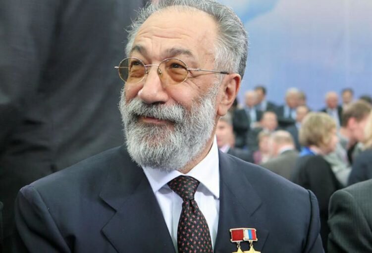 В этой статье речь пойдёт об особо выдающихся армянах, удостоенных в СССР за свой героизм и за научные достижения двух Золотых Звёзд Героя Советского Союза и Героя Социалистического Труда.-8