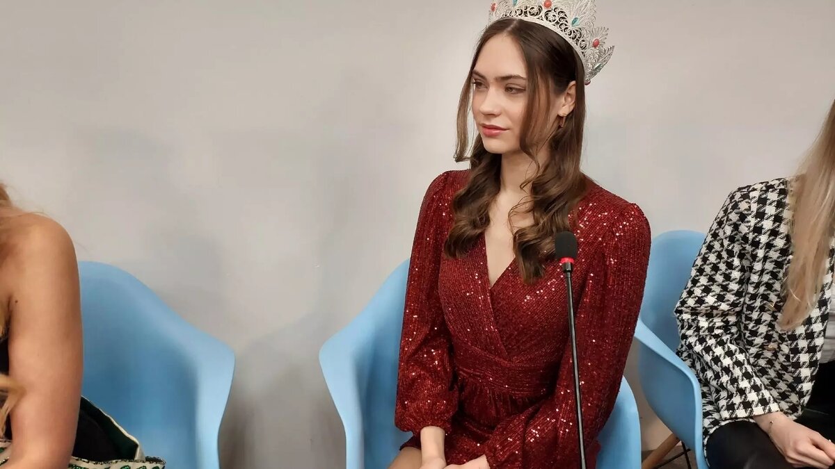     Рада-Маргарита Кондус и Алена Мозгачева из Нижнего Новгорода поедут на конкурс «Краса России 2024». Директор «Мисс Нижний Новгород» Екатерина Чудакова выразила надежду, что девочки победят и смогут принять участие в «Мисс Земля». Об этом она сообщила на пресс-конференции 27 декабря.