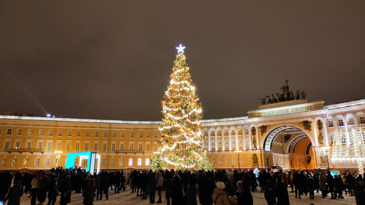 Новогодняя елка в Питере на Дворцовой площади просто шикарная! Фото: Кирилл Полиенко/Polienko: путешествуем вдвоём