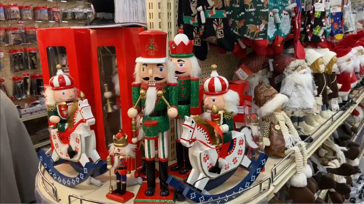 На фото: Новогодние игрушки на прилавке Большого новогоднего базара в DLT. Санкт-Петербург. 