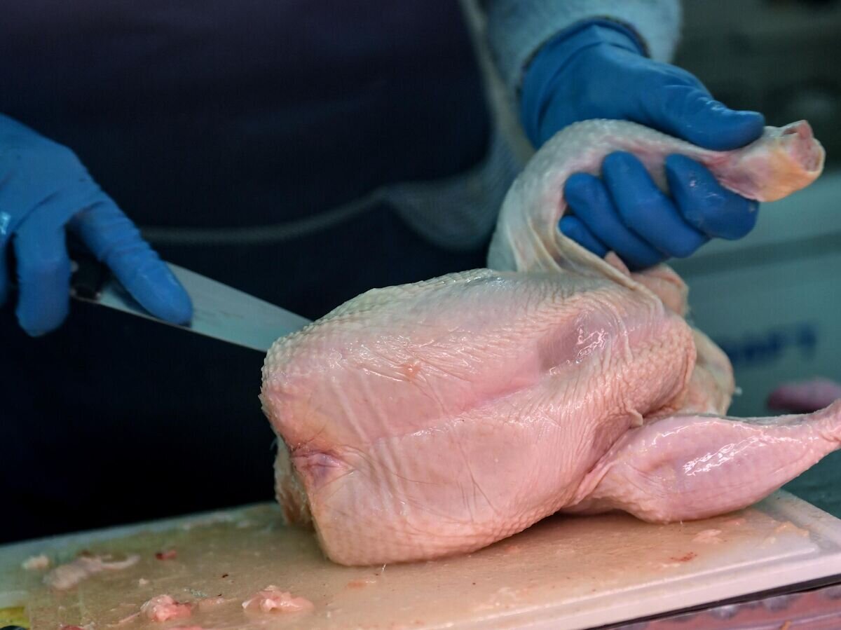    Продавец разделывает курицу на рынке в Симферополе© РИА Новости / Константин Михальчевский