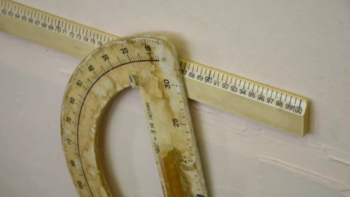     Дети вынуждены спать на раскладушках, а сроки строительства не определены.