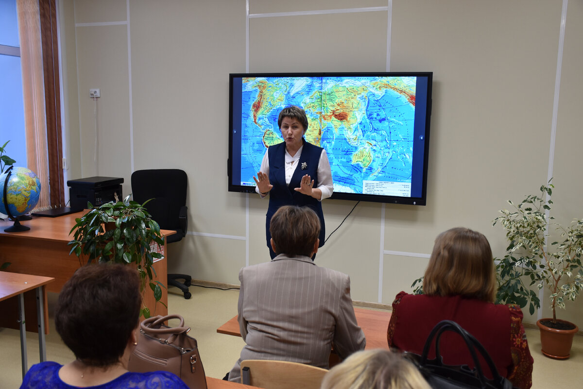 Директор школы Н.И. Чужикова приветствует гостей.