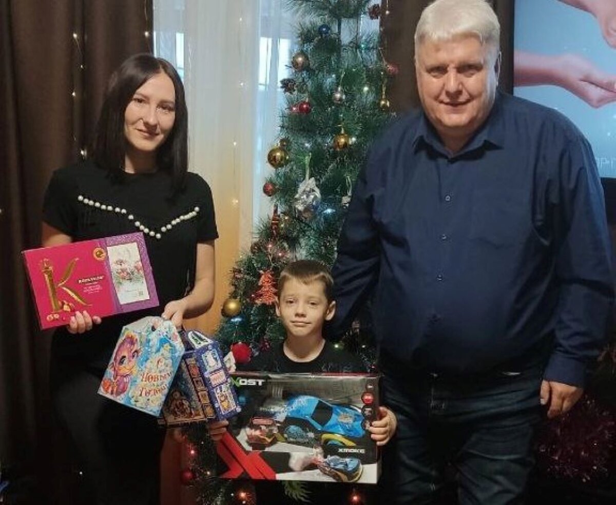    Андрей Борисов подарил маленькому курянину Славе машинку