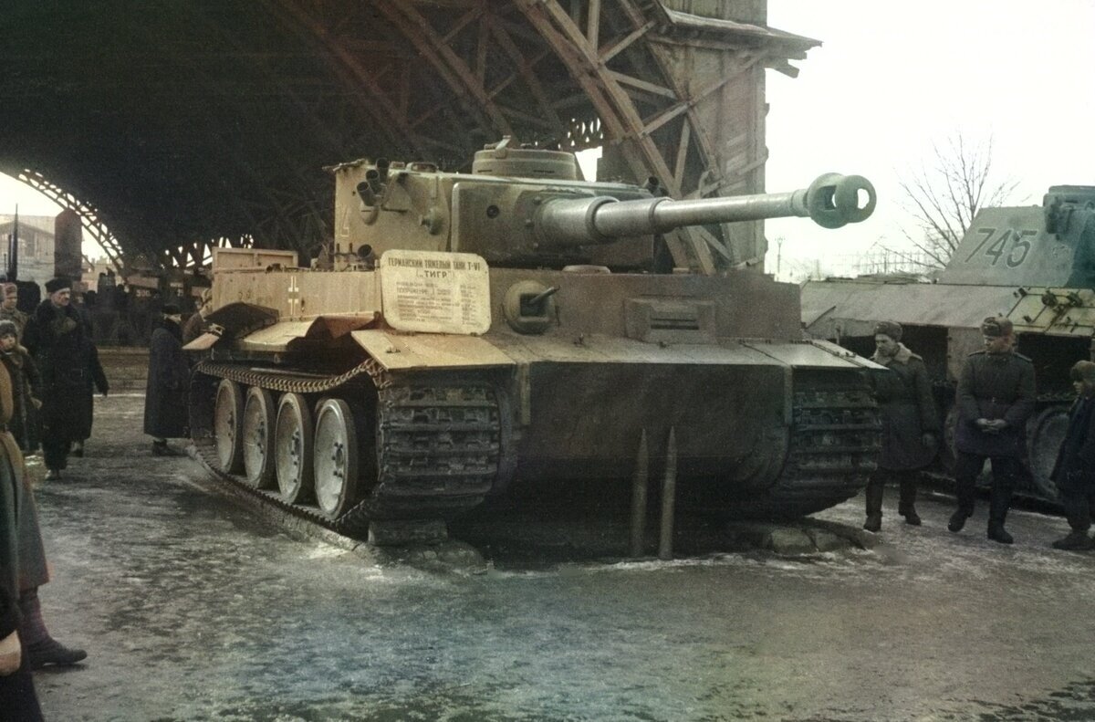 Выставка трофейного вооружения в парке горького 1943. Выставка трофейного оружия в парке горького. Фото трофейной техники в парке. Выставка трофейной техники в парке горького. Выставка трофейной техники в парке горького.
