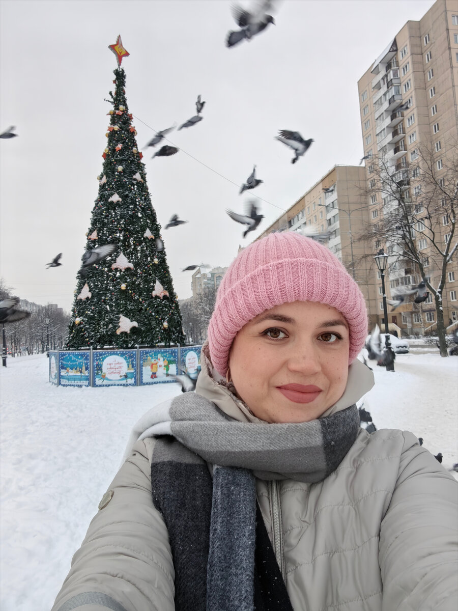 Решила и себя на фоне елки с голубями запечатлеть