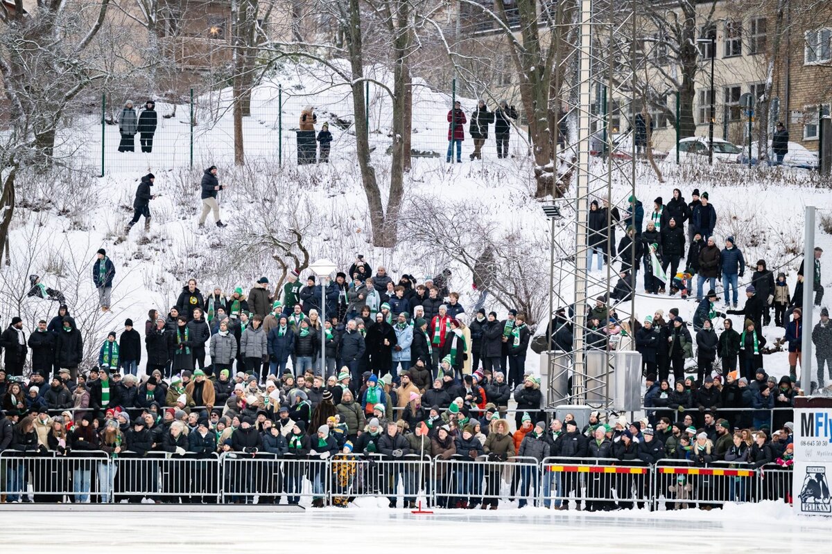 Зрители на игре местного "Хаммарбю" против "Сириуса".